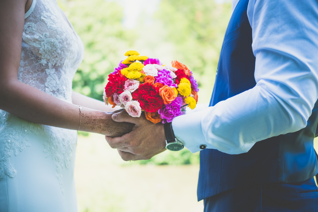 Photographe de mariage professionnel à Romilly sur seine, Bouquet de fleure des mariées. un bouquet de fleurs coloré, Les mariés main dans la main avec le bouquet