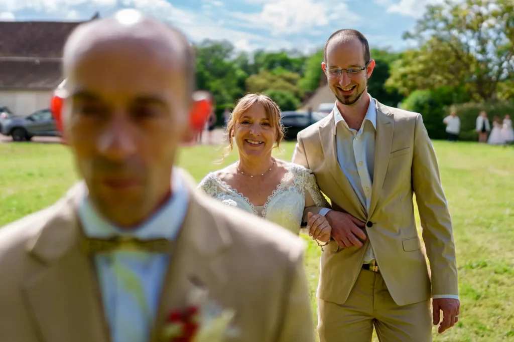 Premiers rencontre en robe et costume de maries