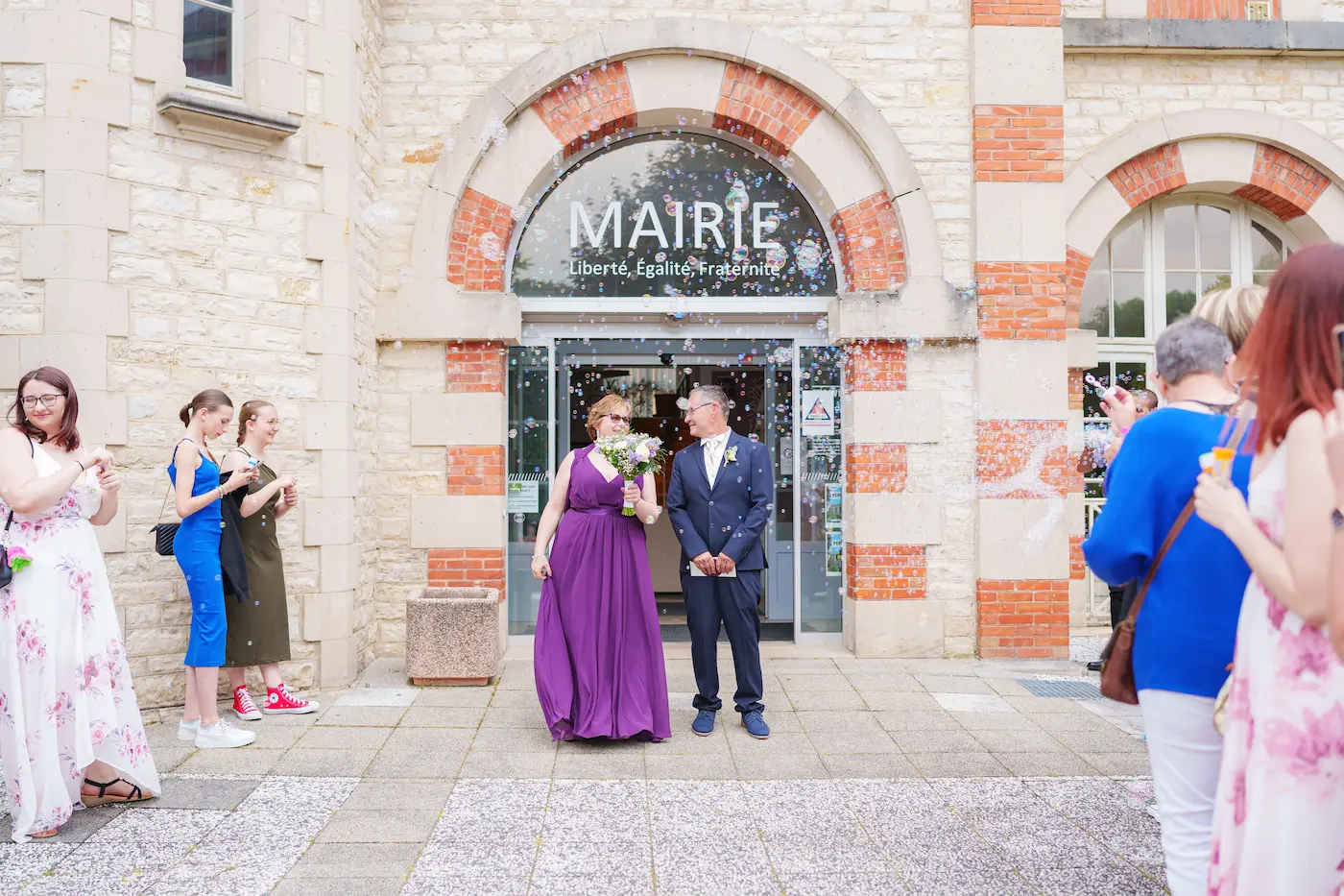 Les maries qui sorte de la mairie photo de mariage