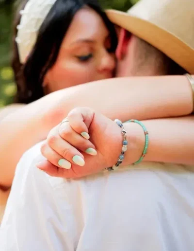 photo d'un couple qui s'enlace tendrement