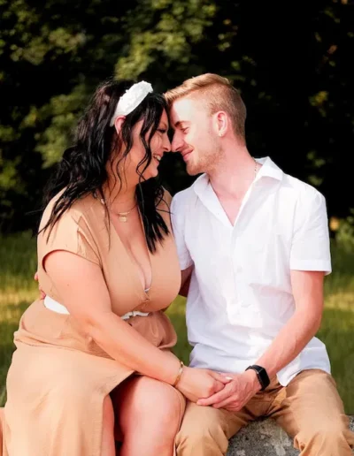 deux amoureux sur un banc photo professionnel