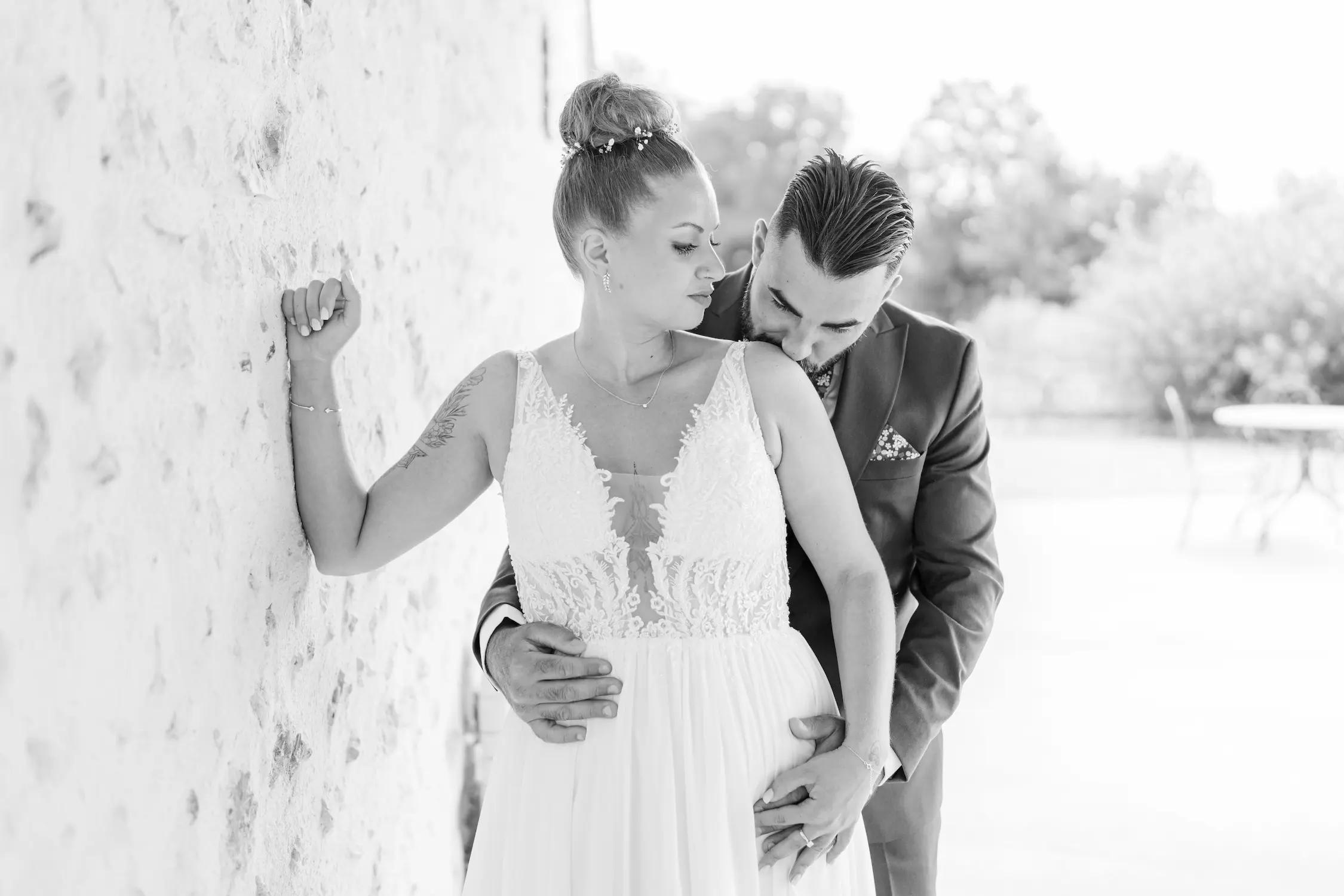 Caroline et Bryan mariées en séance couple photo en noir et blanc