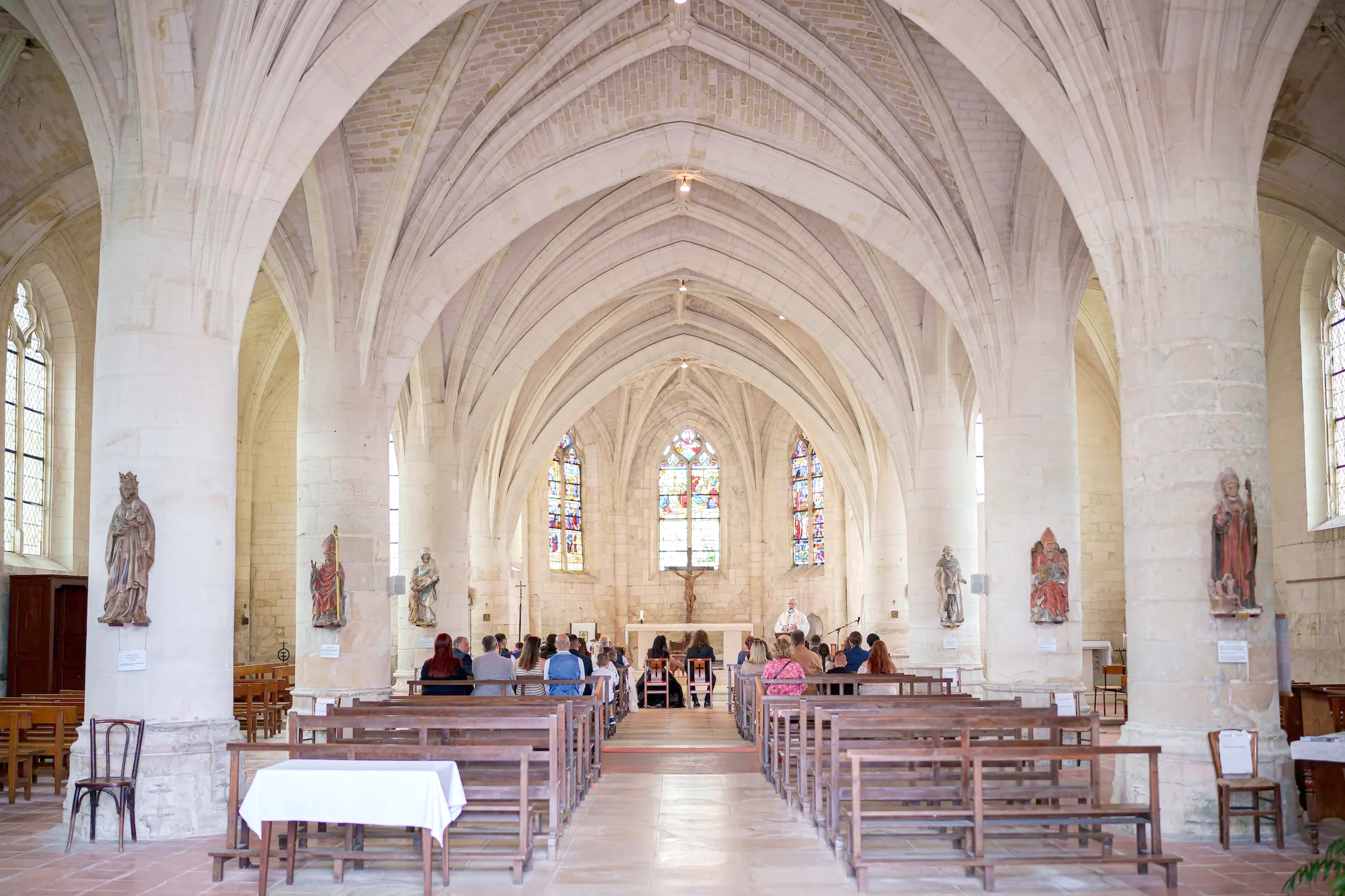Joli mariage a l'église,