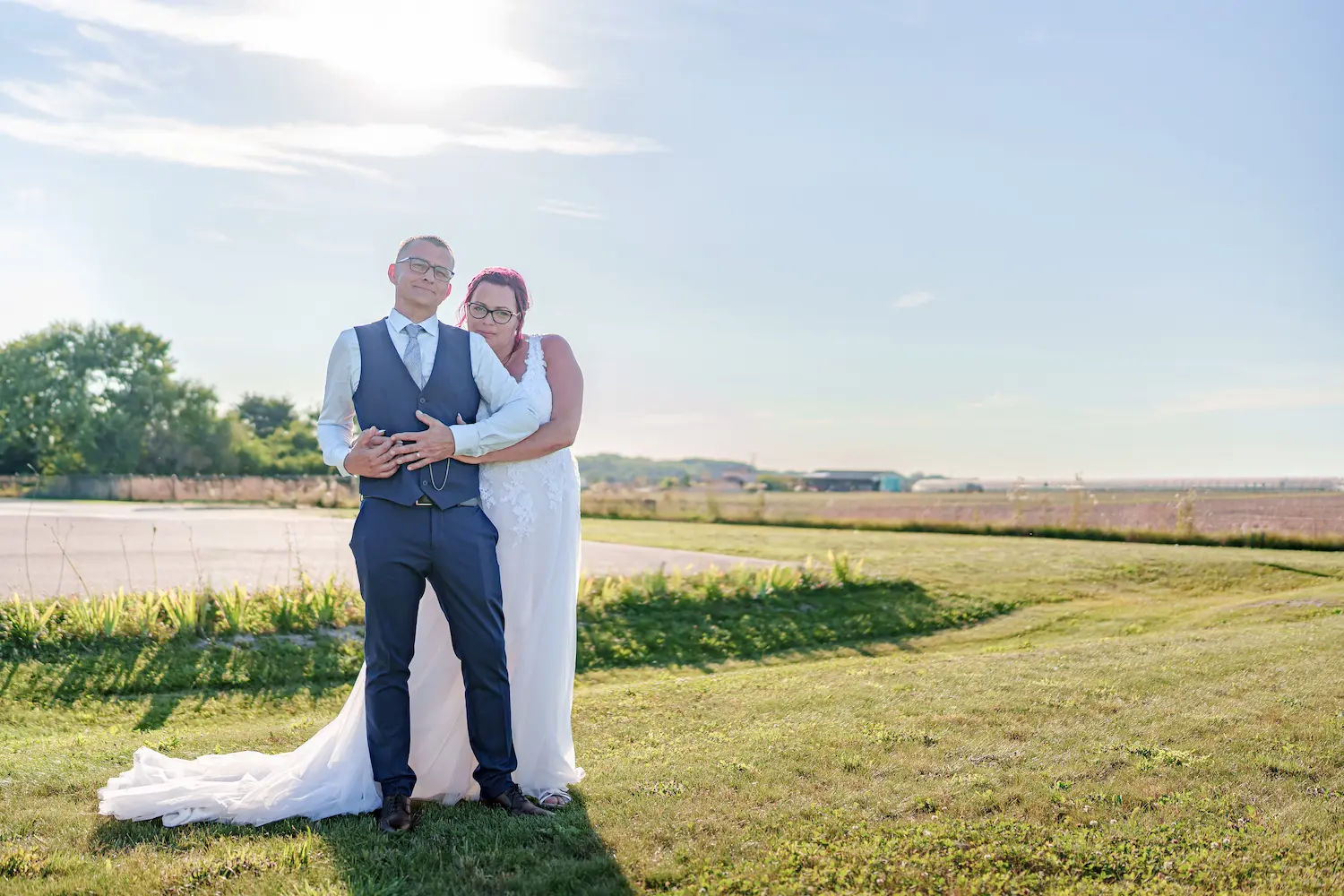 jolie séance couple de maries pendants le coucher du soleille