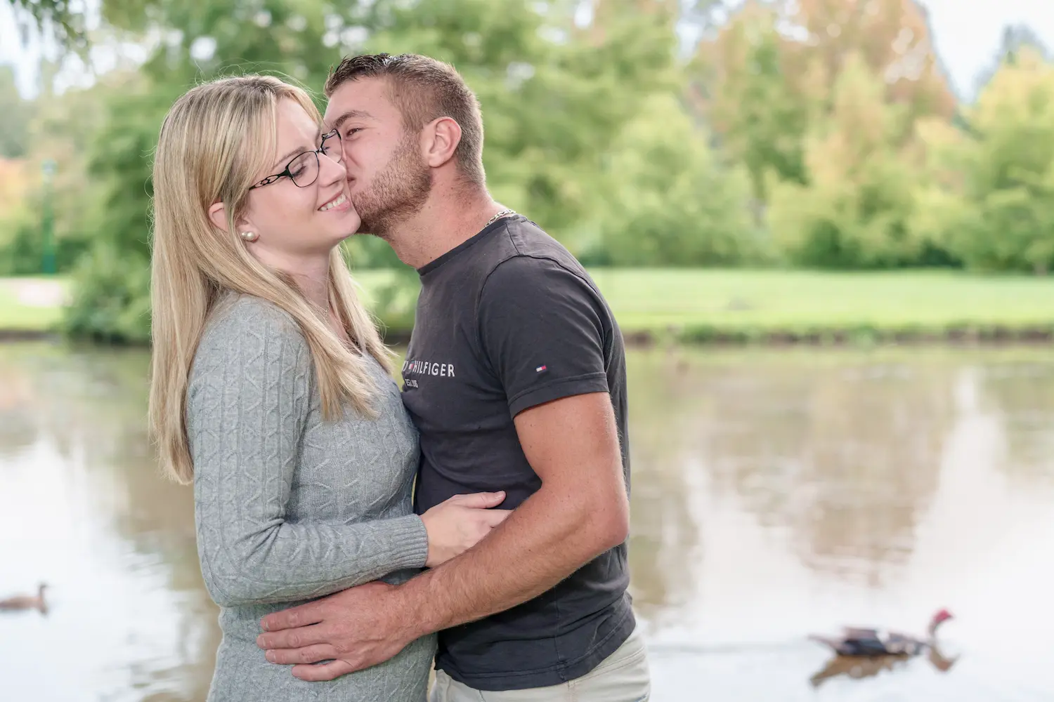 Couple amoureux dans un parc a Bléneau 89220