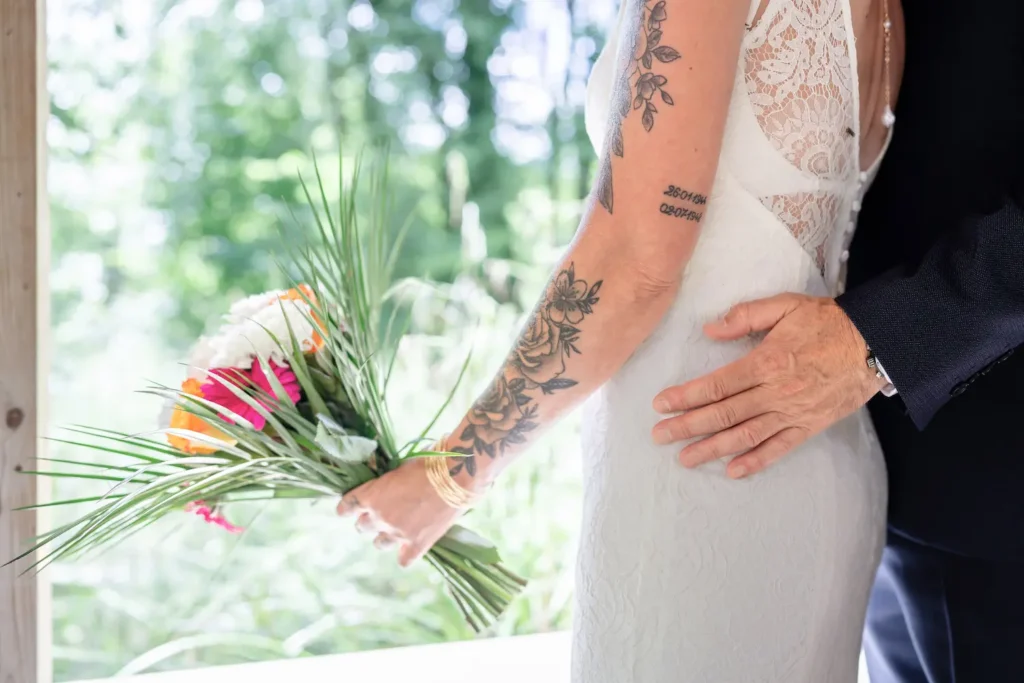 Amour et bouquet de fleurs de la mariée