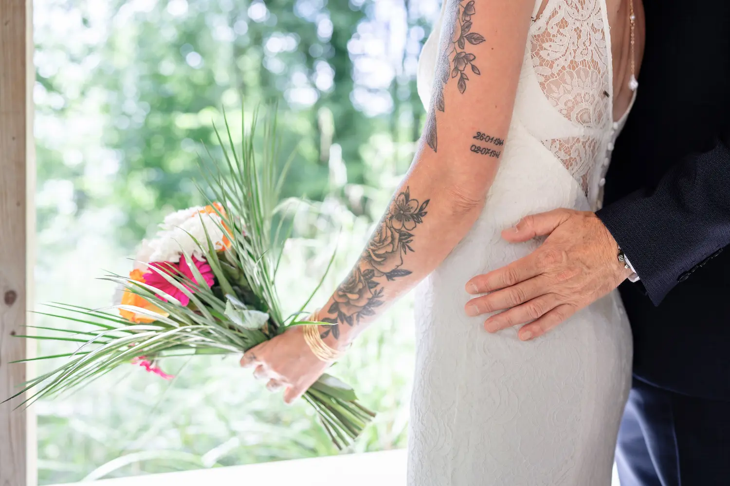 Mariage et amour L'amour et les fleurs, joli couple de mariés