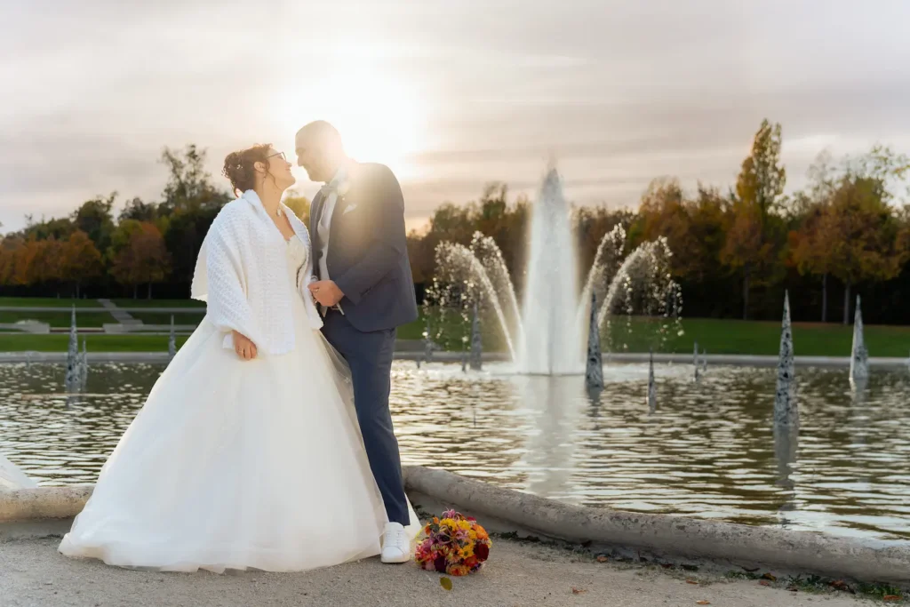 Jolie photo de mariés, pendant la séance couple dans un parc en région parisienne