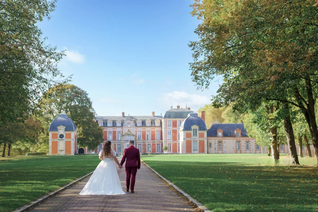 jolie photo de mariage devant un château en région parisienne